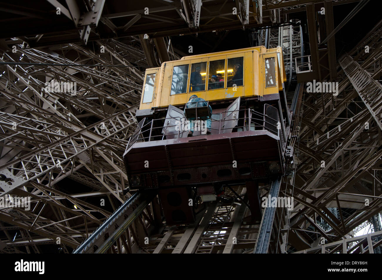 Ascensore torre eiffel immagini e fotografie stock ad alta risoluzione -  Alamy