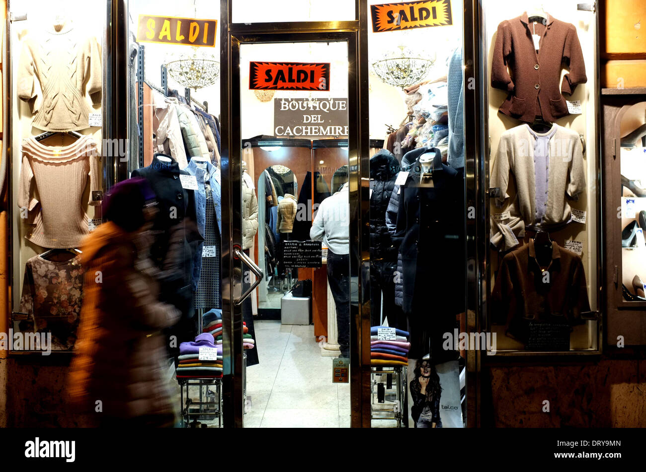 Roma, Italia. 4 febbraio, 2014. Un consumatore che guarda a una boutique di banner contenente informazioni circa lo sconto in Italia a Roma, nel febbraio 4, 2014.In Italia il tasso di inflazione era al 0,7% nel mese di gennaio la stessa dello scorso dicembre, anche il livello più basso dal novembre 2009, Italiano statistiche nazionali Agency ha detto martedì. © Xu Nizhi/Xinhua/Alamy Live News Foto Stock