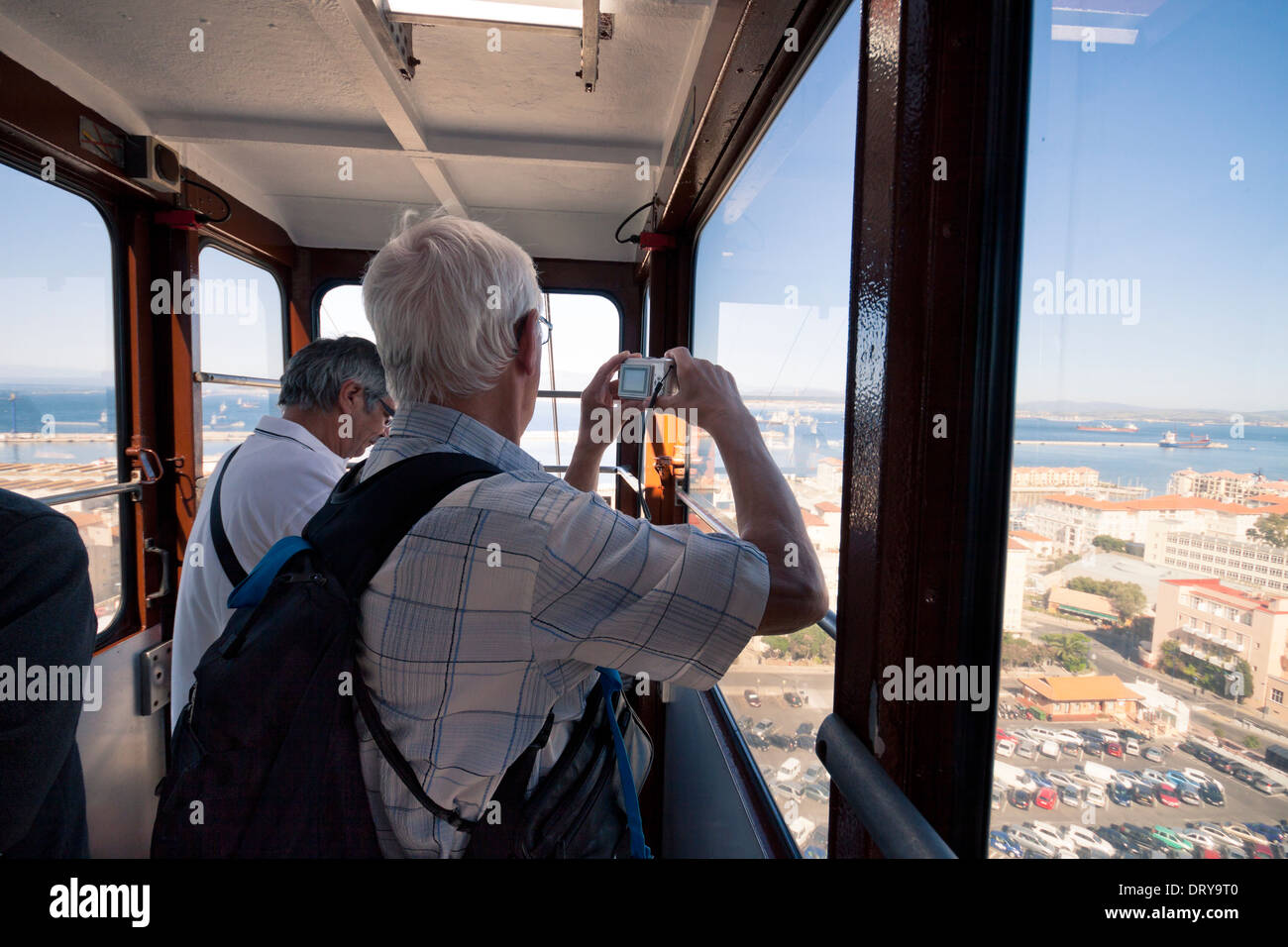 Senior turisti gente di scattare le foto dall'interno della funivia. Gibilterra, Regno Unito. Foto Stock