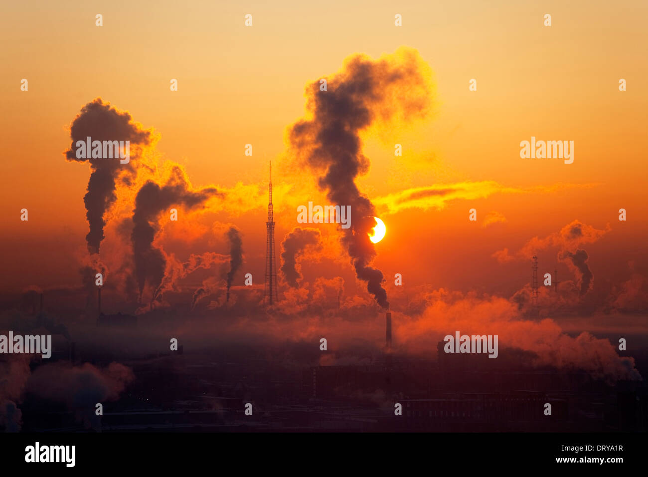 Apocalittico alba invernale in una grande città, San Pietroburgo, Russia Foto Stock