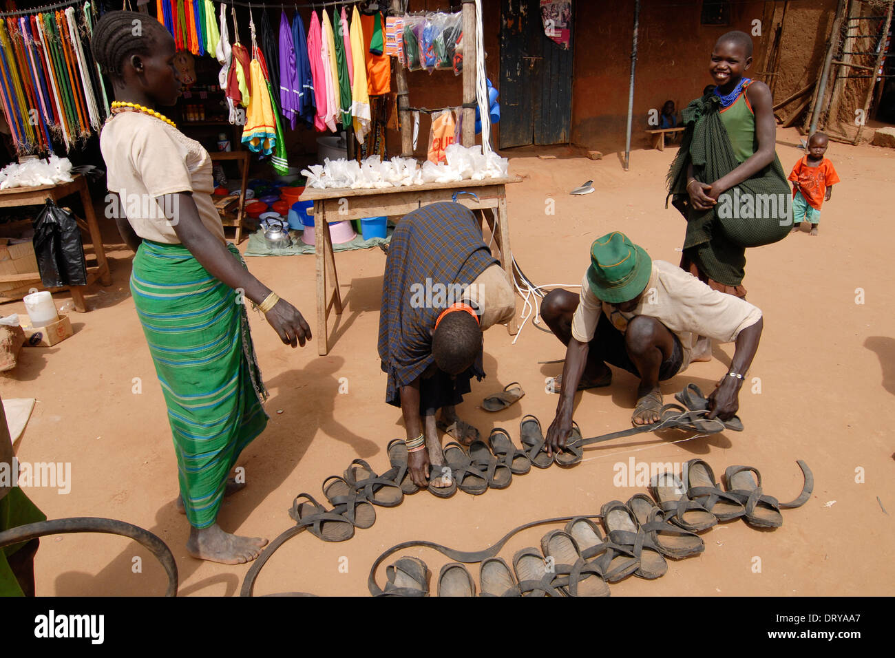 Uganda Karamoja Kotido, popolo Karimojong, pastorale tribù, negozio di scarpe con sandali realizzati da auto pneumatici in gomma Foto Stock