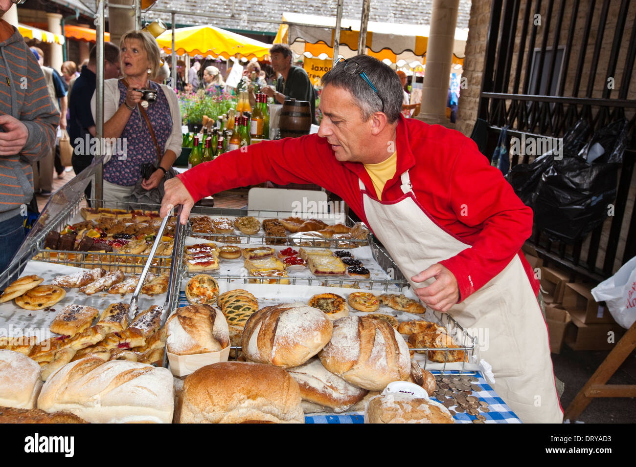 Panetteria e Pasticceria a Stroud Mercato degli Agricoltori, GLOUCESTERSHIRE REGNO UNITO Foto Stock