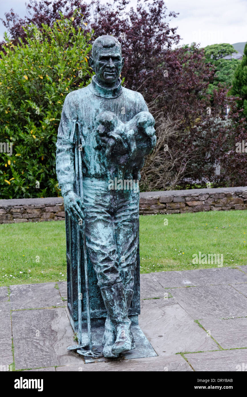 Statua di Antartico explorer Tom Crema Anascaul, nella contea di Kerry, Irlanda Foto Stock