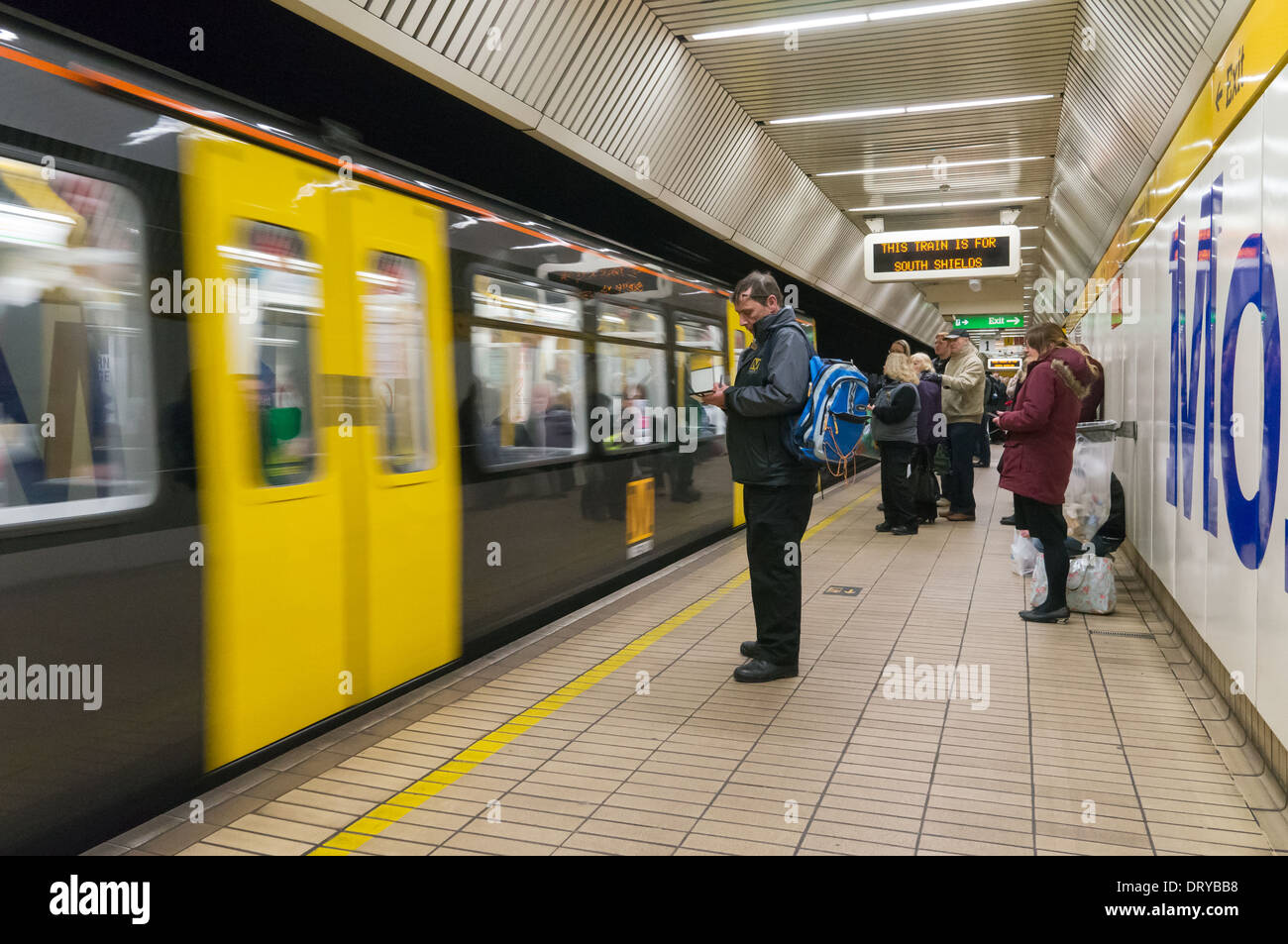 Una velocità sfocato Tyne and Wear Metro treno entrando Monument Station Newcastle North East England Regno Unito Foto Stock