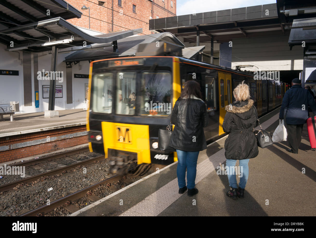 Una velocità sfocato Tyne and Wear Metro treno entrando in North Shields station North East England Regno Unito Foto Stock