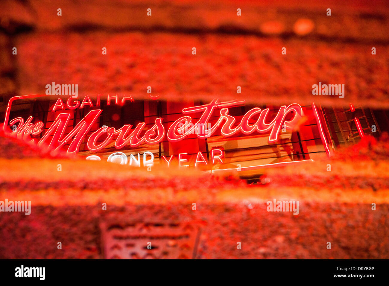 Agatha Cristie Il Mousetrap segno riflesso in una pozza sul bagnato una notte d'inverno,Londra,Inghilterra Foto Stock