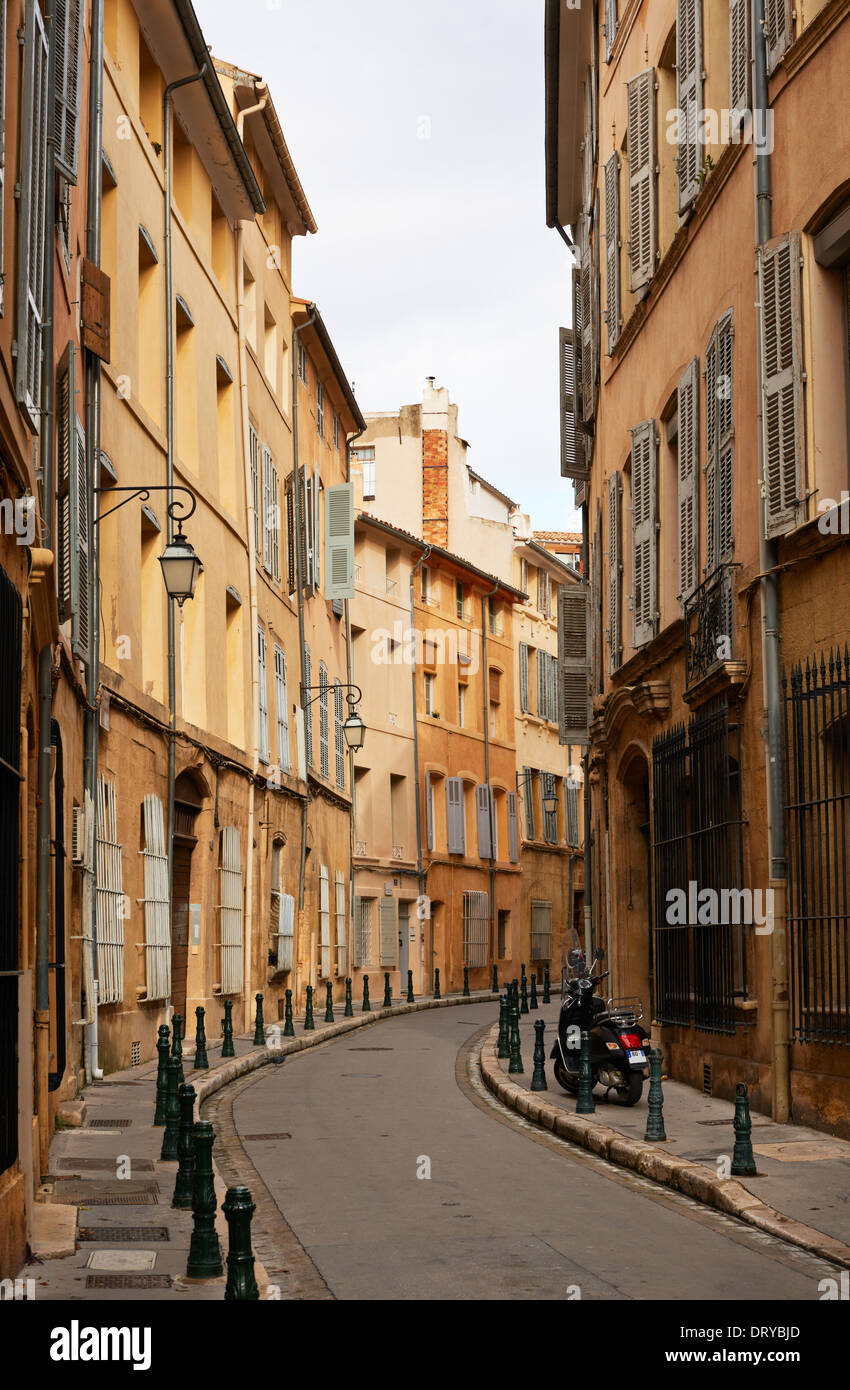 Strada stretta con tipiche case in Aix en Provence town, Sud Francia Foto Stock