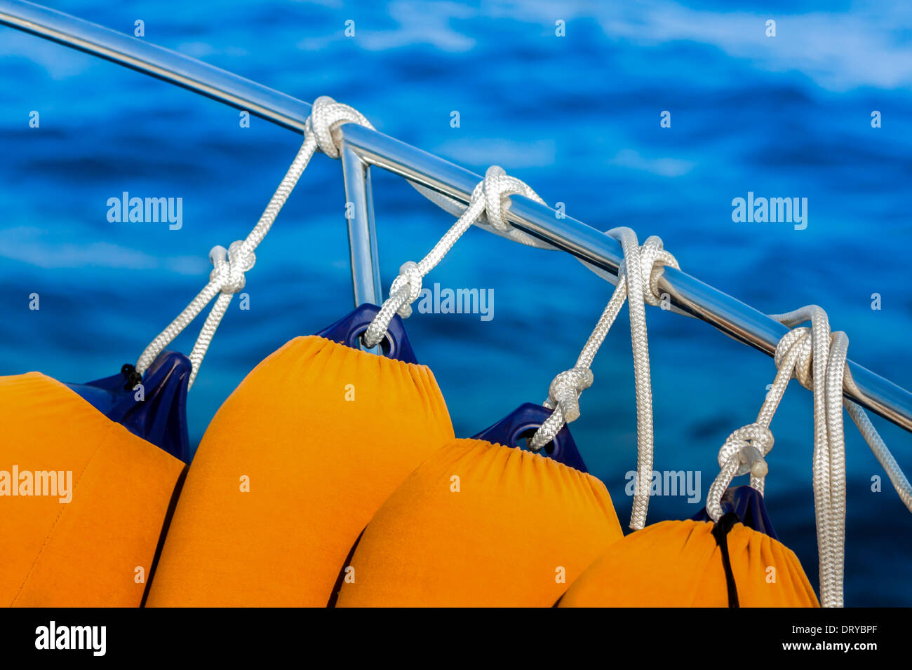 I parafanghi ancorato alla barriera di sicurezza Foto Stock