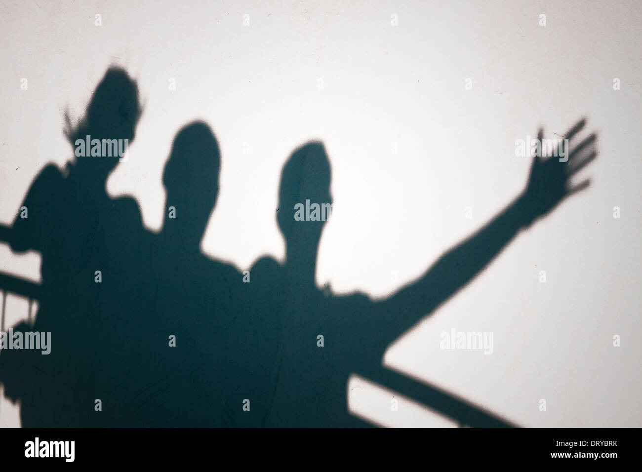 Foto Creative di tre persone ombre sul muro bianco gesti Foto Stock