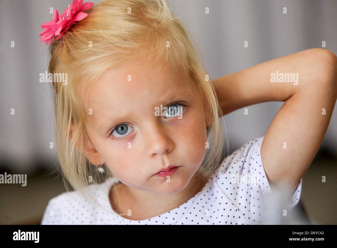 Ritratto di bambino di una bambina bionda di 5 anni Foto Stock