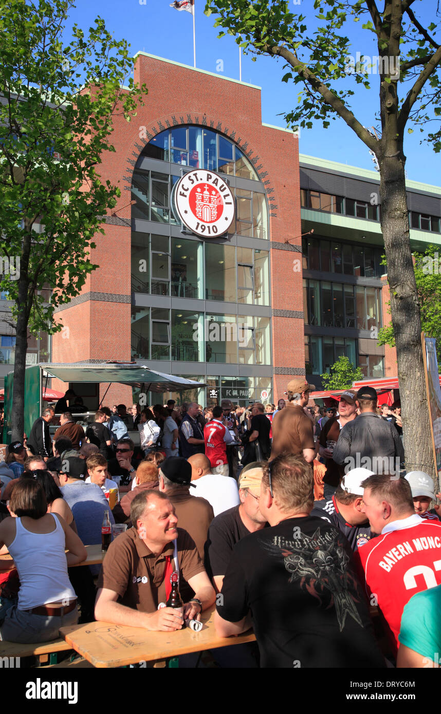 Per gli appassionati di calcio da Bayern Monaco e FC St Pauli Amburgo a Millerntor Stadium nel 2011, FC St Pauli, Amburgo, Germania, Europa Foto Stock