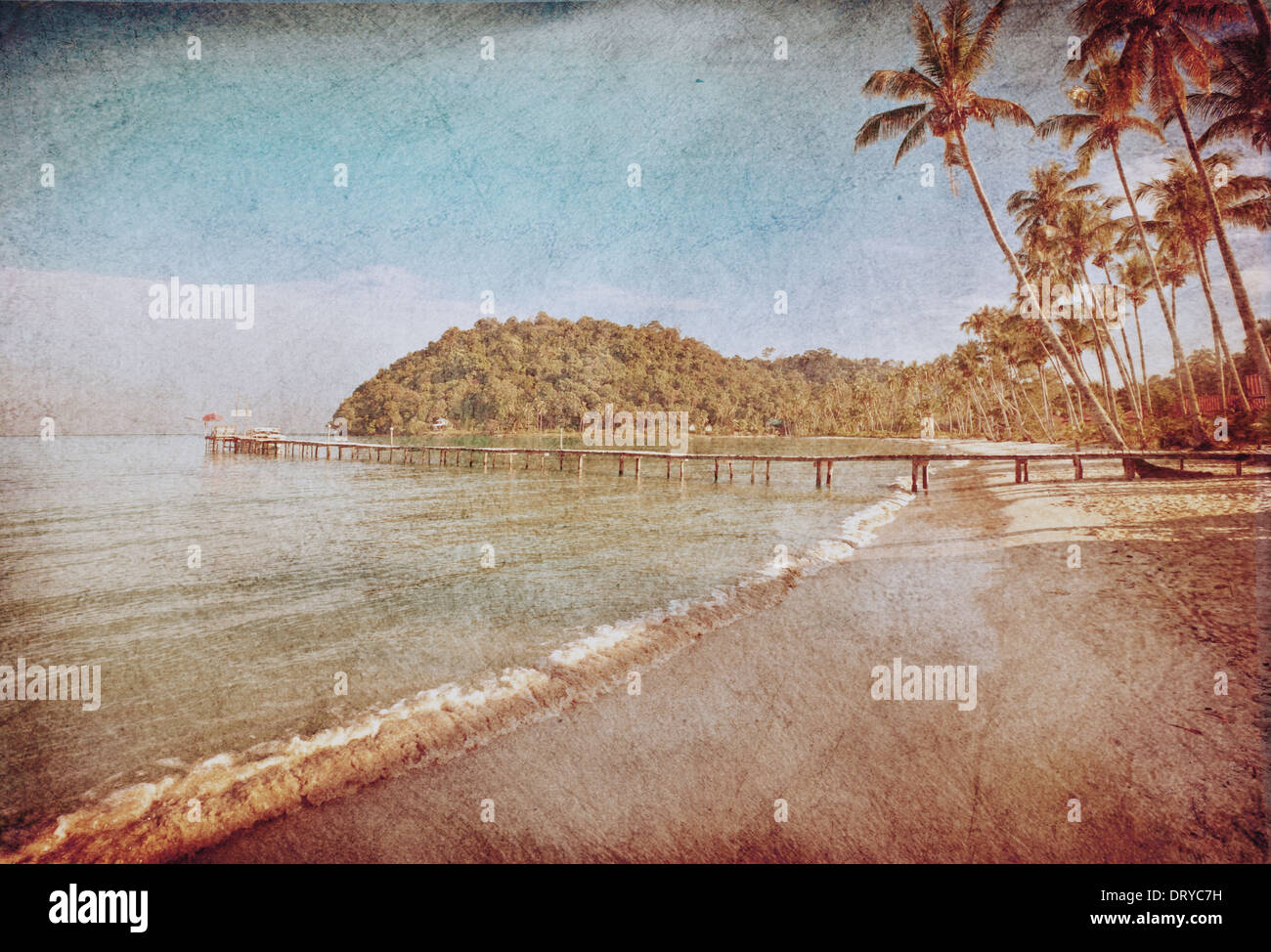 Splendida spiaggia tropicale con vista sul mare, acqua pulita e cielo blu in retrò e stile grunge Foto Stock