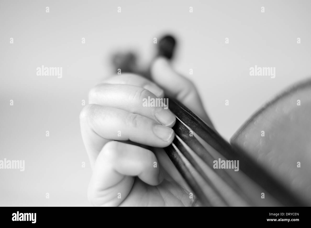 Dettaglio del violino suonata da un musicista in bianco e nero Foto Stock