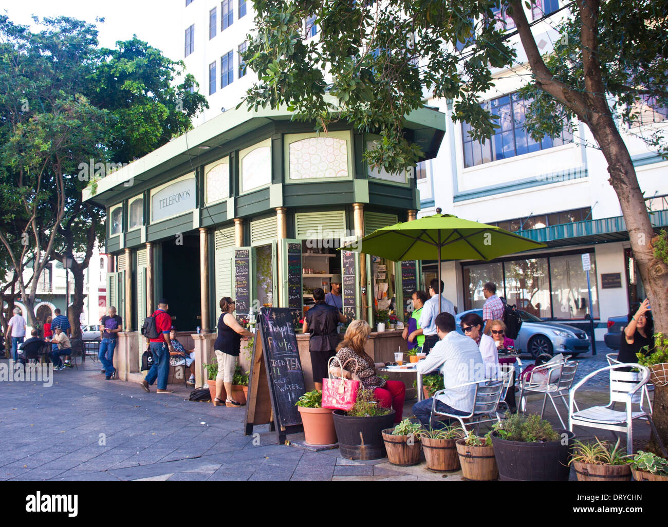 Persone presso un chiosco caffetteria in Plaza de Armas, nella vecchia San Juan, Puerto Rico Foto Stock