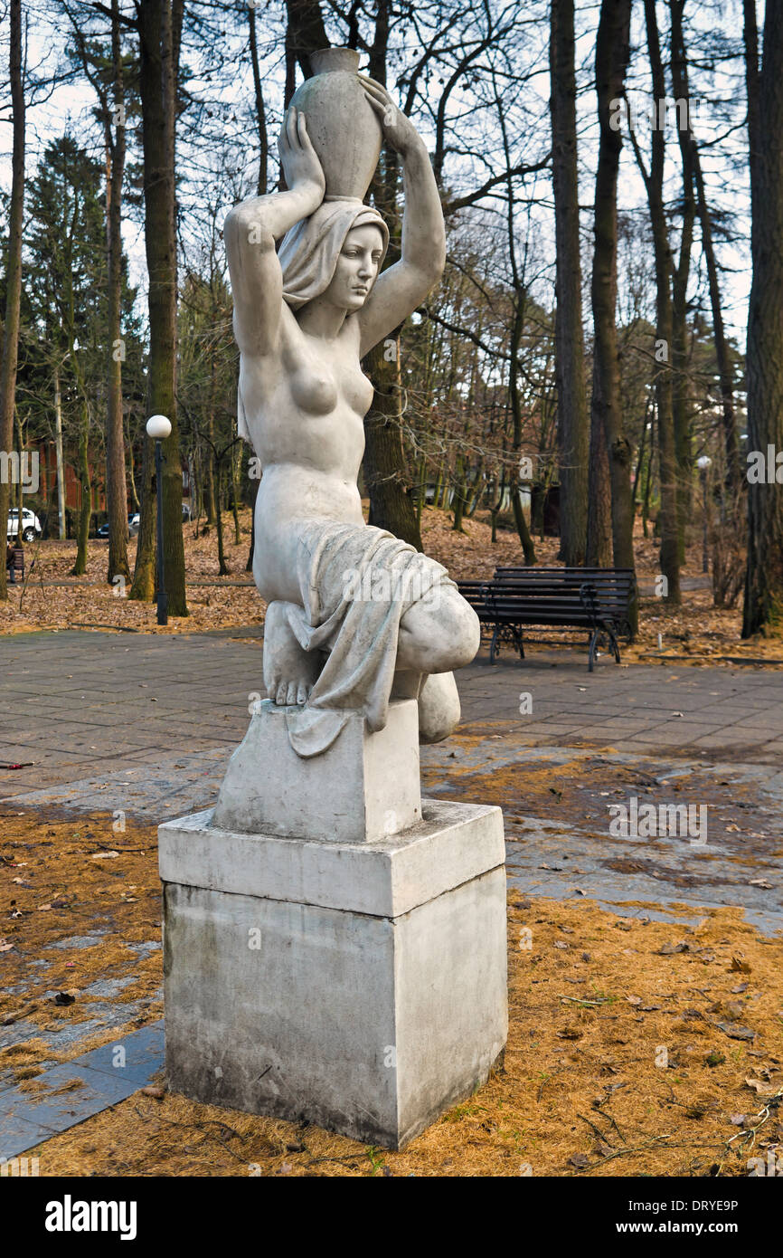 La scultura che trasportano l'acqua. Svetlogorsk (fino al 1946 Rauschen), l'oblast di Kaliningrad, Russia Foto Stock