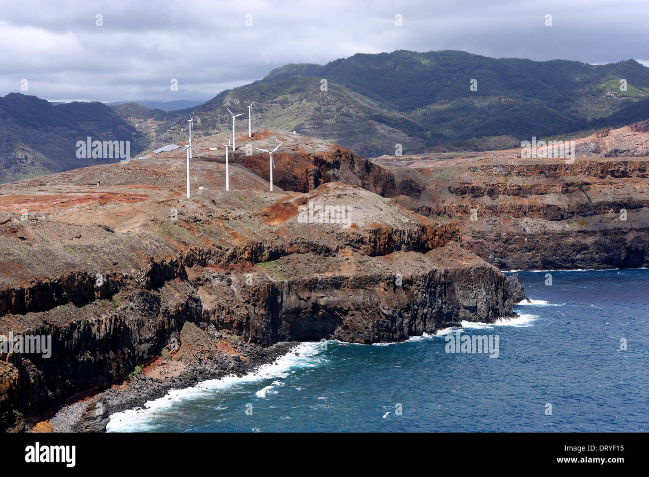 Madera, il Cape Ponta de Sao Lourenco, paesaggio all'estremità orientale dell'isola, mulini a vento Foto Stock