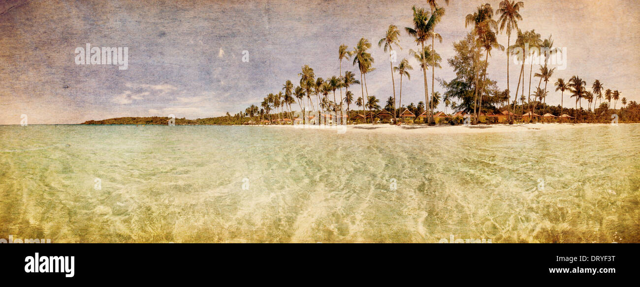 Splendida spiaggia tropicale con vista sul mare, acqua pulita e cielo blu in retrò e stile grunge Foto Stock