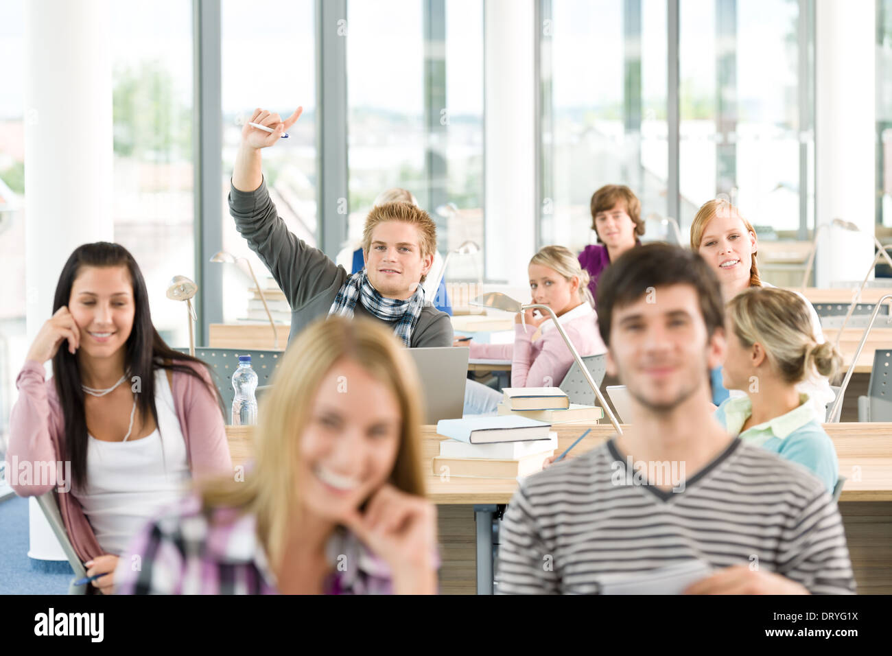 Studente di scuola superiore alzando le mani Foto Stock