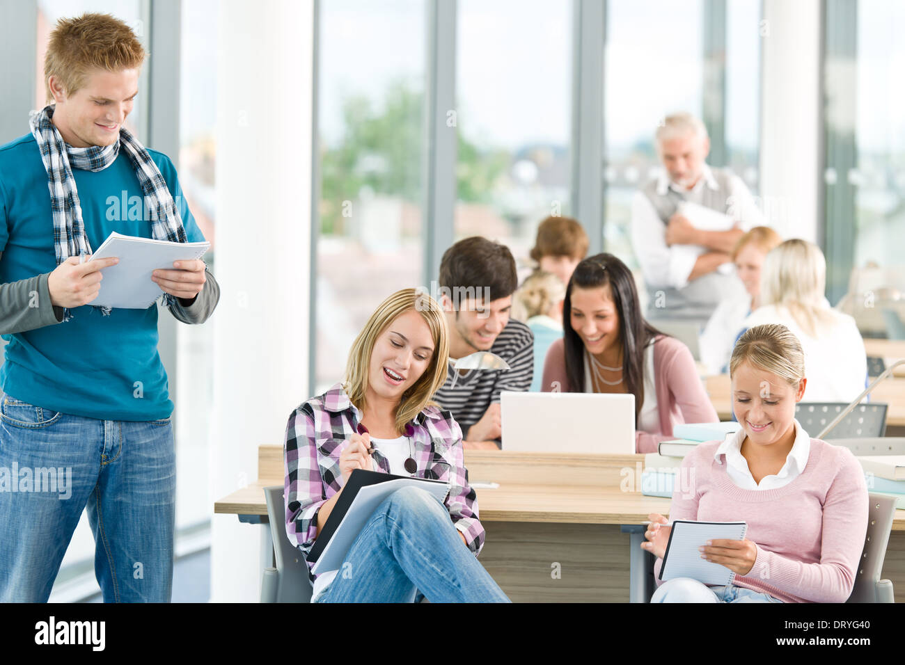 Gruppo di studenti in classe Foto Stock
