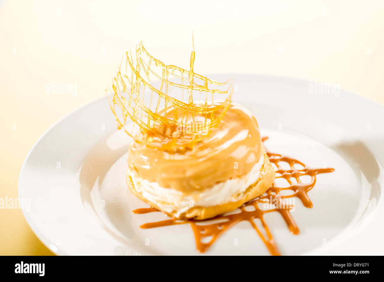 Deliziosi dessert cremoso con Topping Caramel Foto Stock