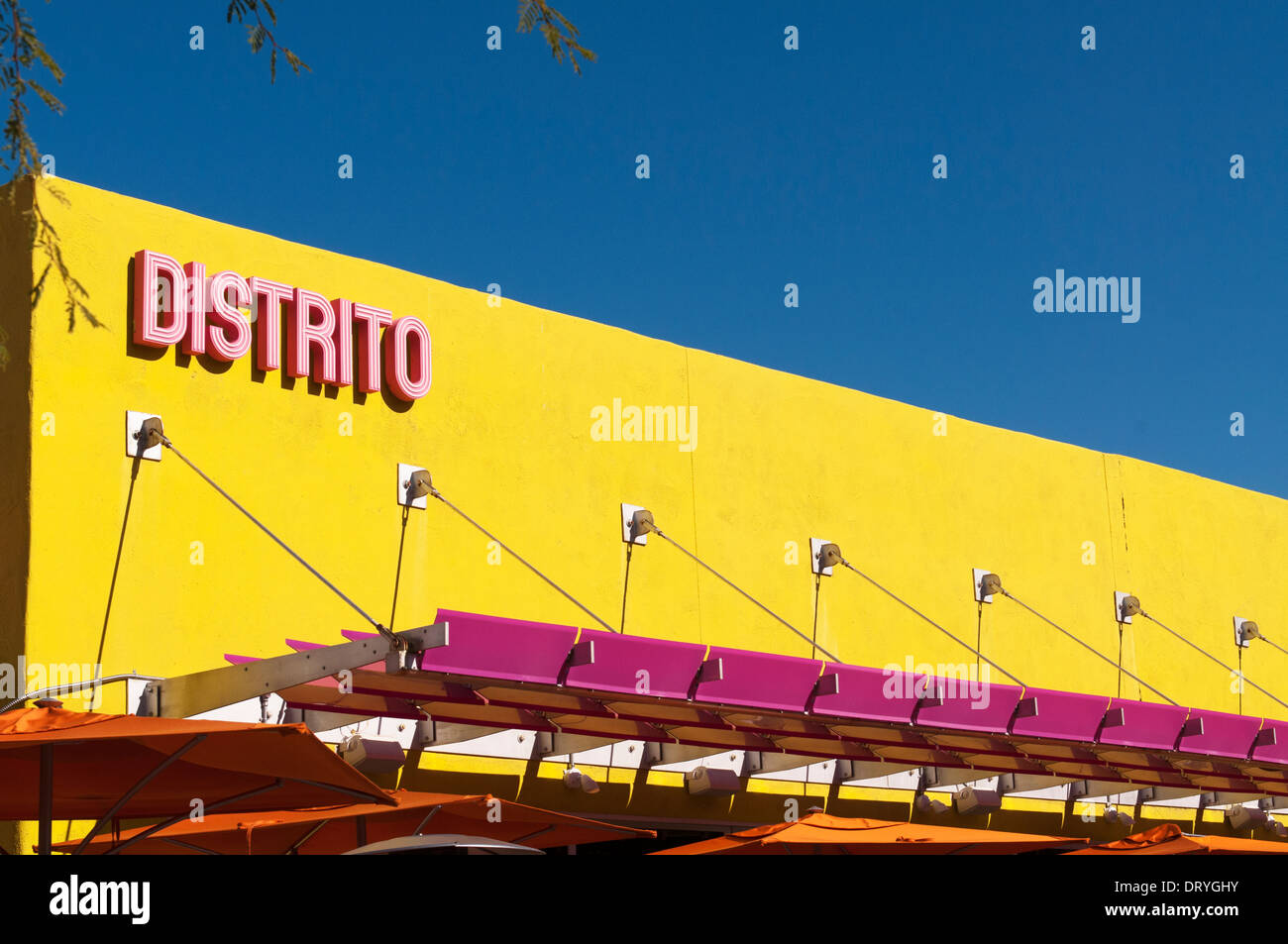 Colori forti nel segno per il Distrito ristorante messicano in Old Town Scottsdale. Foto Stock