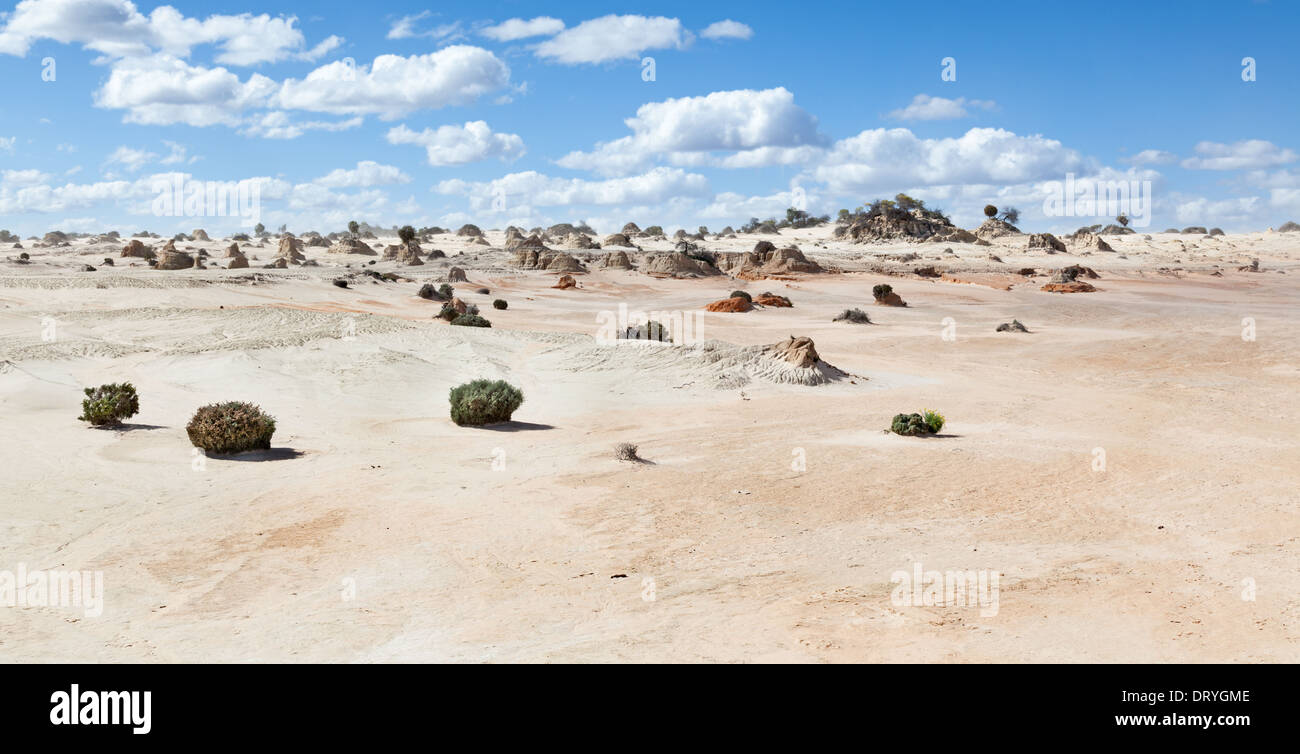 Lake Mungo è ex entroterra del lago ora coperto in strane formazioni. Foto Stock