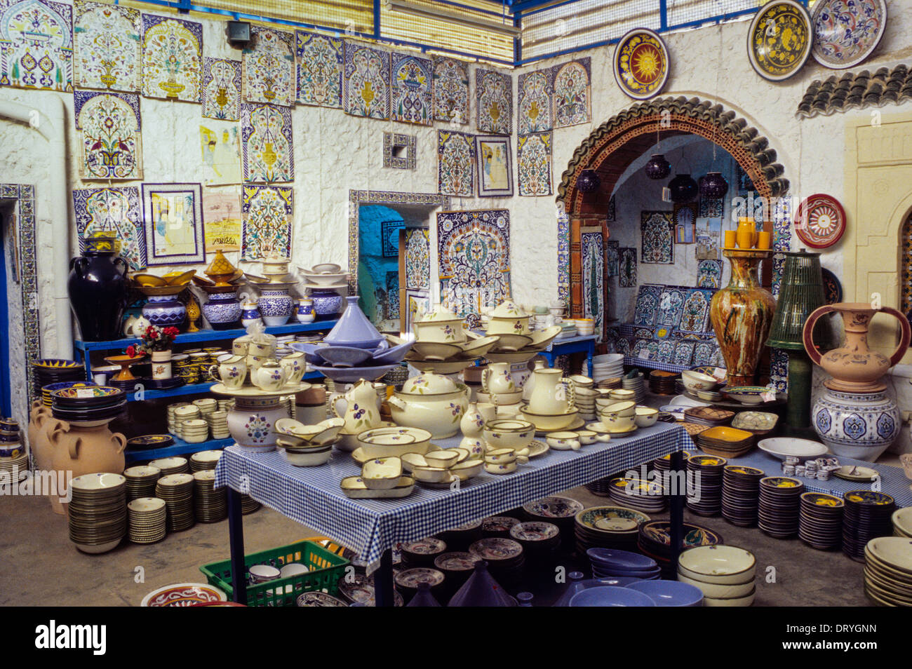 Ceramiche, Nabeul, Tunisia. Ceramiche Gastli negozio di vendita. Foto Stock