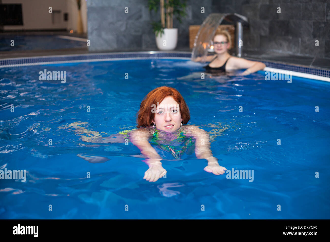 La donna nel centro benessere e piscina termale. Foto Stock