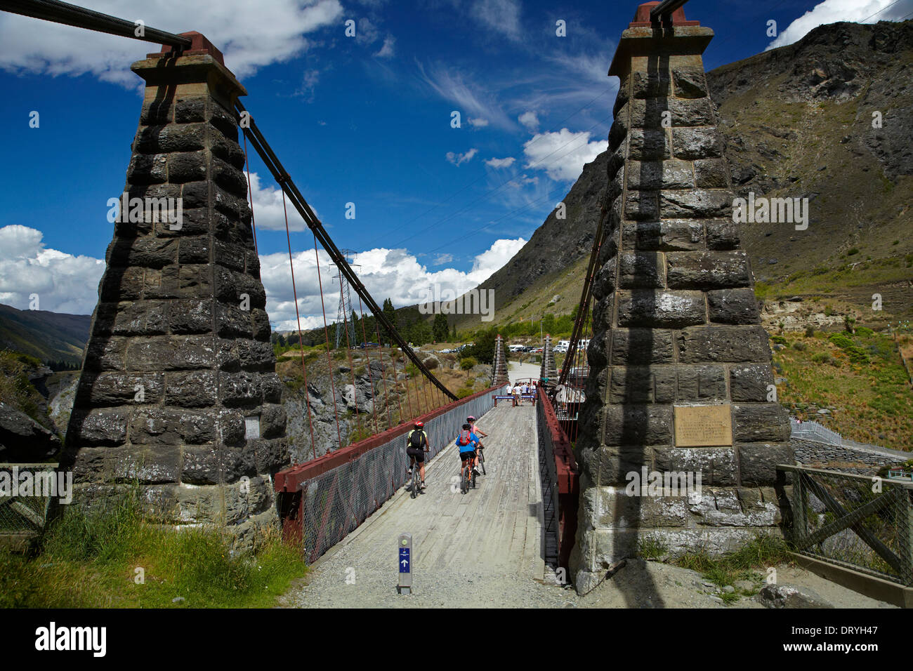 Gli amanti della mountain bike incrocio storico Ponte di Kawarau (ponte bungy) sulla freccia ponti sul fiume Ride, Otago, Isola del Sud, Nuova Zelanda Foto Stock