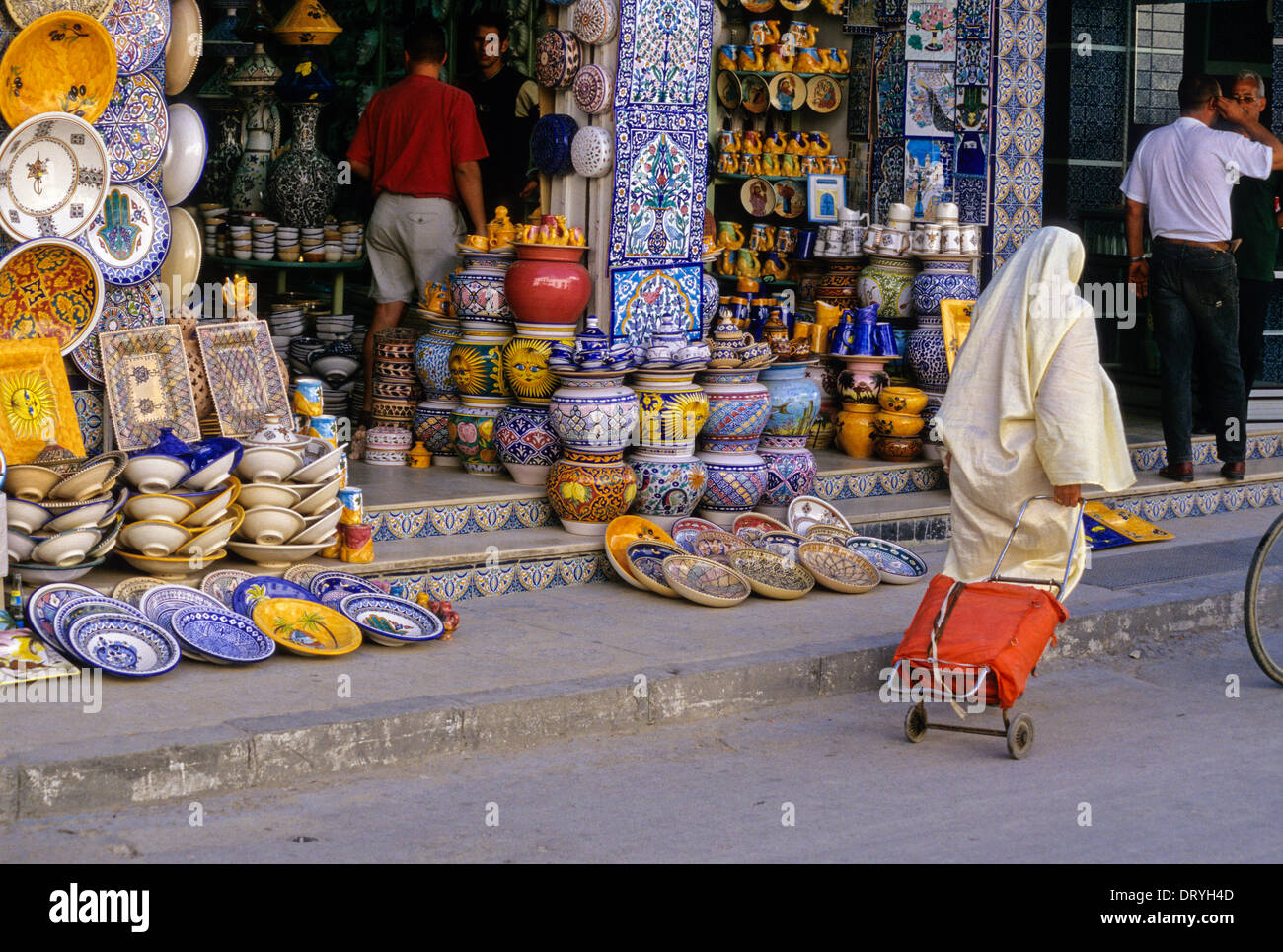 Ceramiche, Nabeul, Tunisia. Scena di strada, negozio di ceramiche. Foto Stock