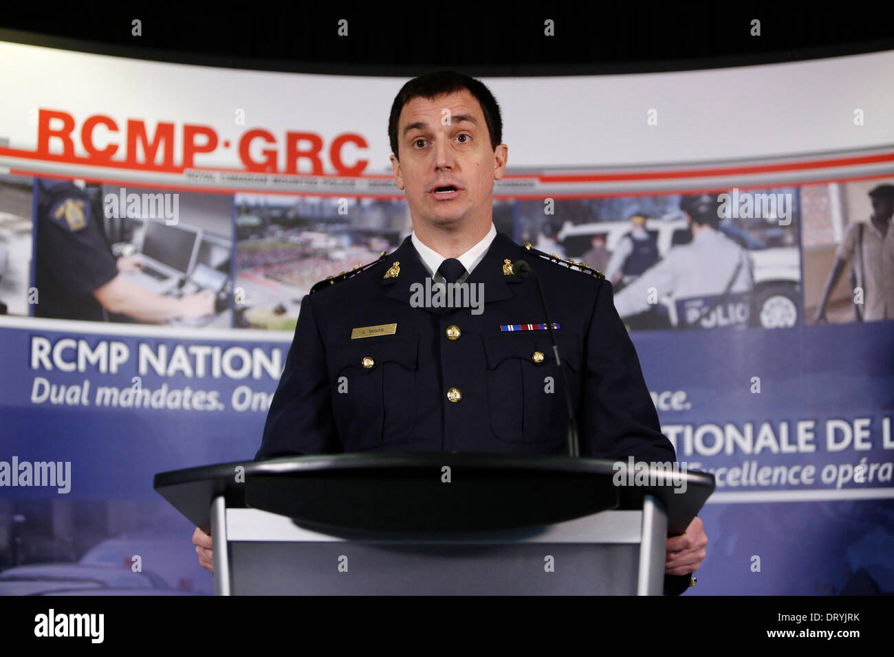 Ottawa, Canada. 4 febbraio, 2014. Royal Canadian polizia montata (GRC) Assistente Commissario Gilles Michaud fornisce una dichiarazione all'RCMP Divisione Nazionale di Ottawa in Canada, Febbraio 4, 2014. L'RCMP ha annunciato penali contro la ritirò il senatore Mac Harb e sospeso il senatore Patrick Brazeau con un conteggio ogni violazione della fiducia e lotta contro la frode, il più recente sviluppo nel cosiddetto 'enate scandalo". © David Kawai/Xinhua/Alamy Live News Foto Stock