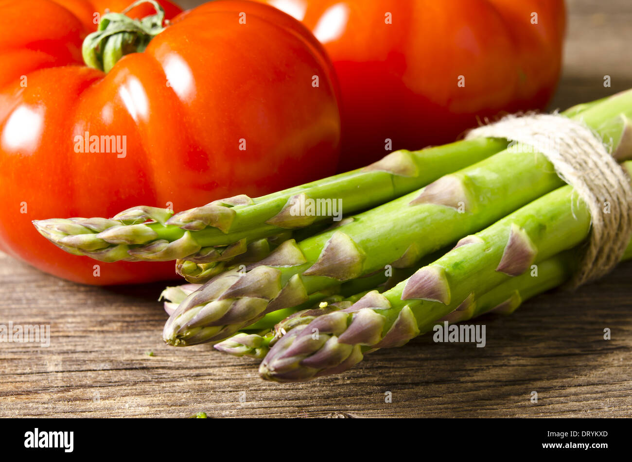 Spargel und tomaten Foto Stock