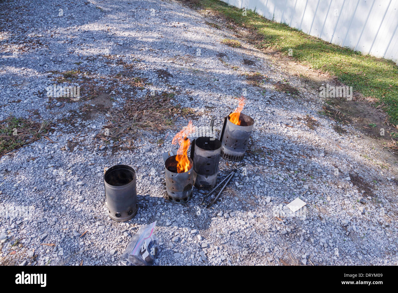 I fuochi d'artificio olandesi di cottura del forno usavano riscaldare i carboni prima di usarli in cottura. Foto Stock