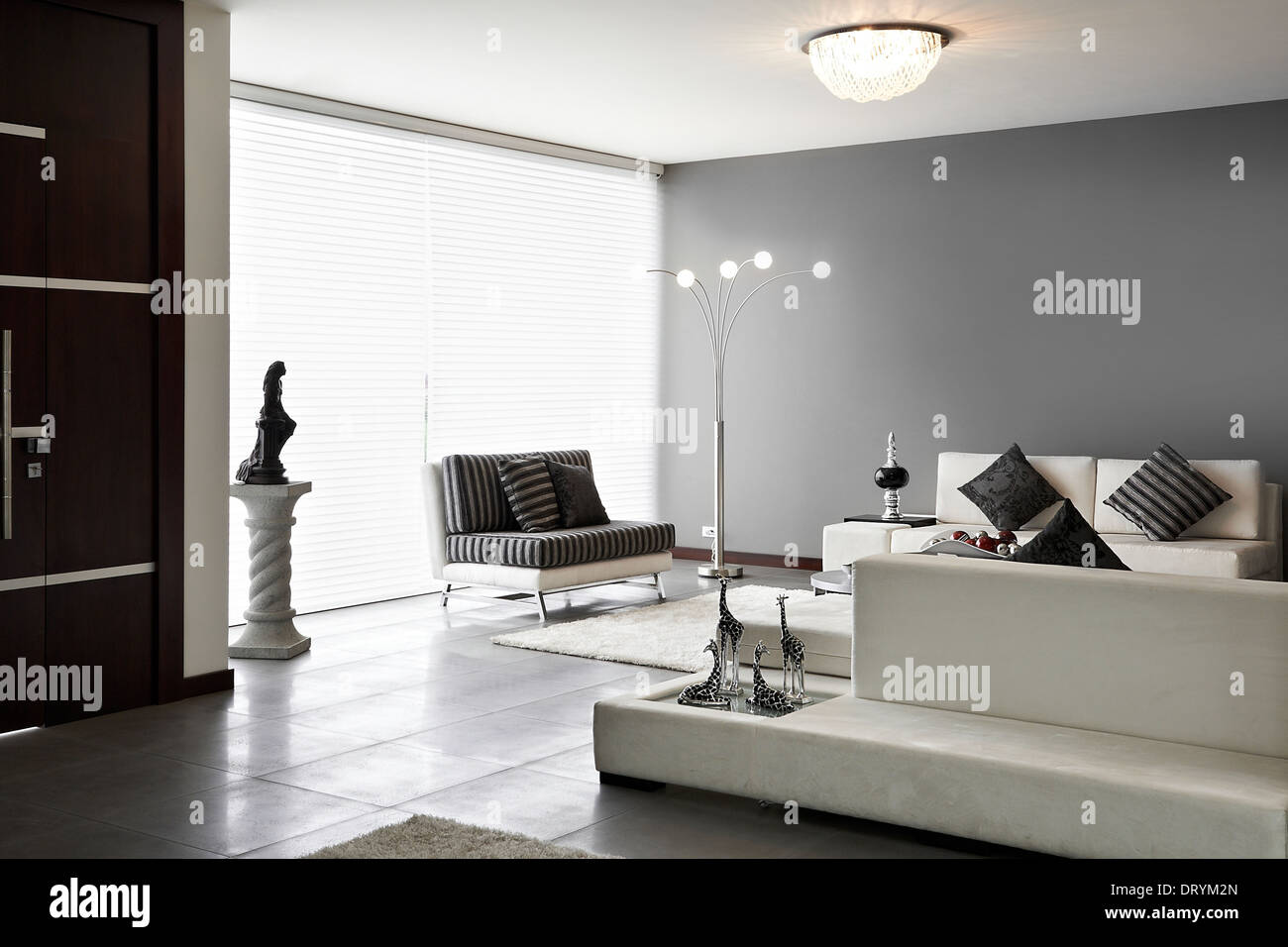 Interior Design: soggiorno con grande parete vuota Foto Stock