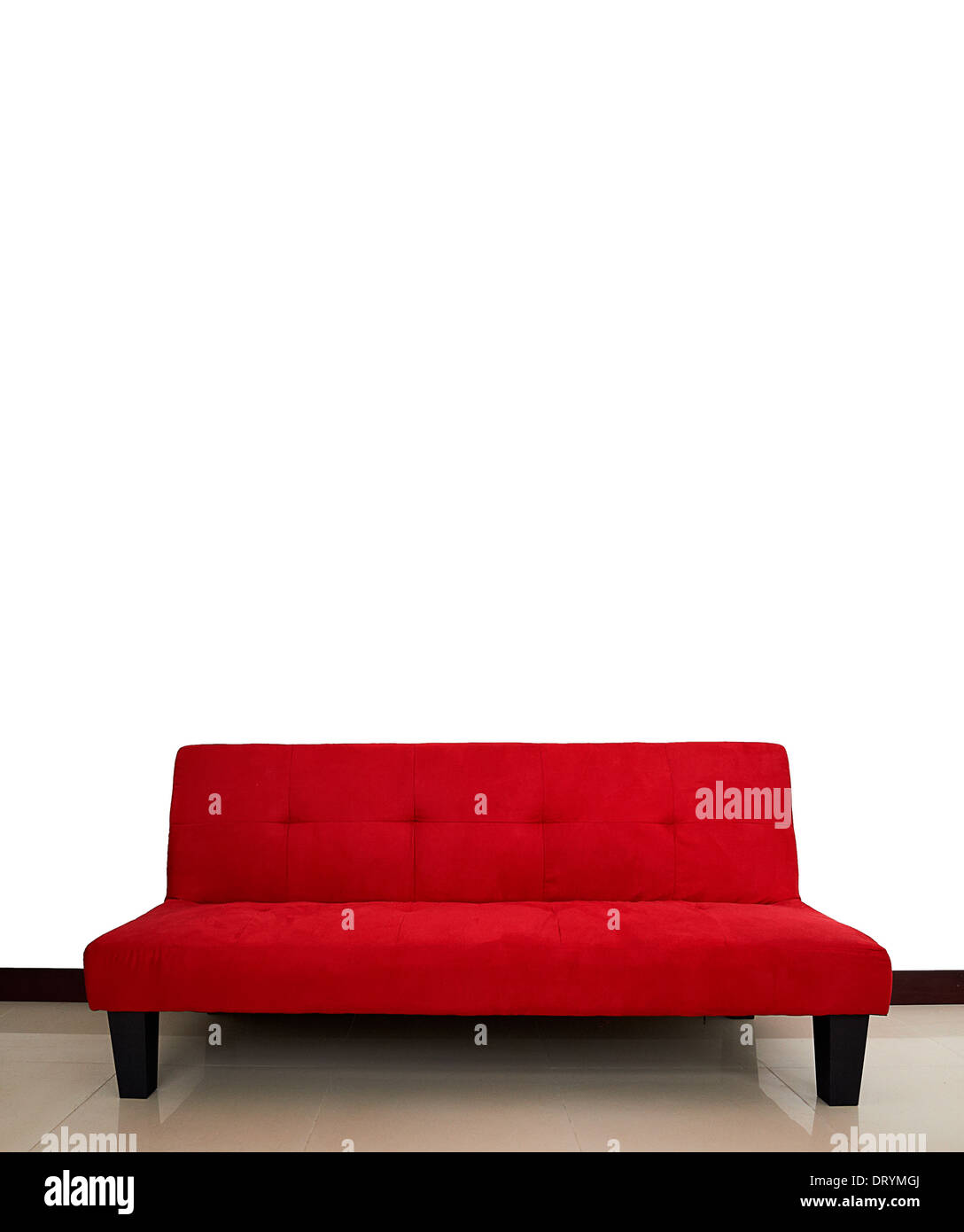 Divano rosso in vuoto soggiorno Foto Stock