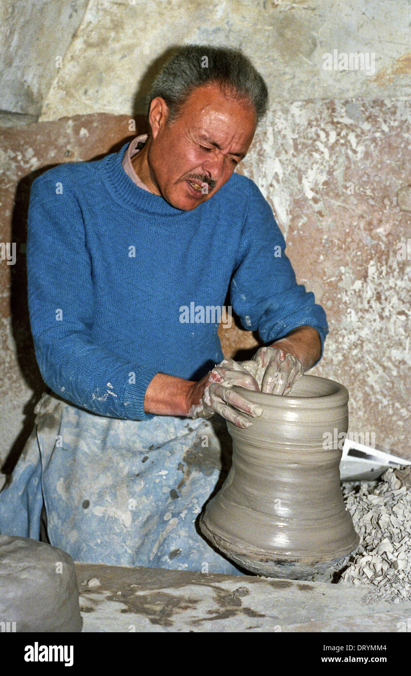 La Tunisia, Nabeul. Potter tunisino al lavoro nel suo laboratorio. Foto Stock