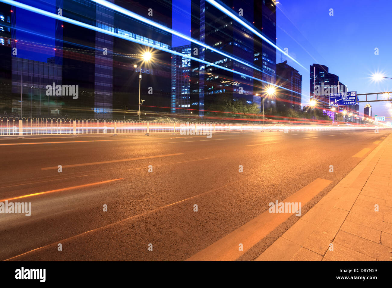 Alla luce percorsi su strada a Pechino Foto Stock