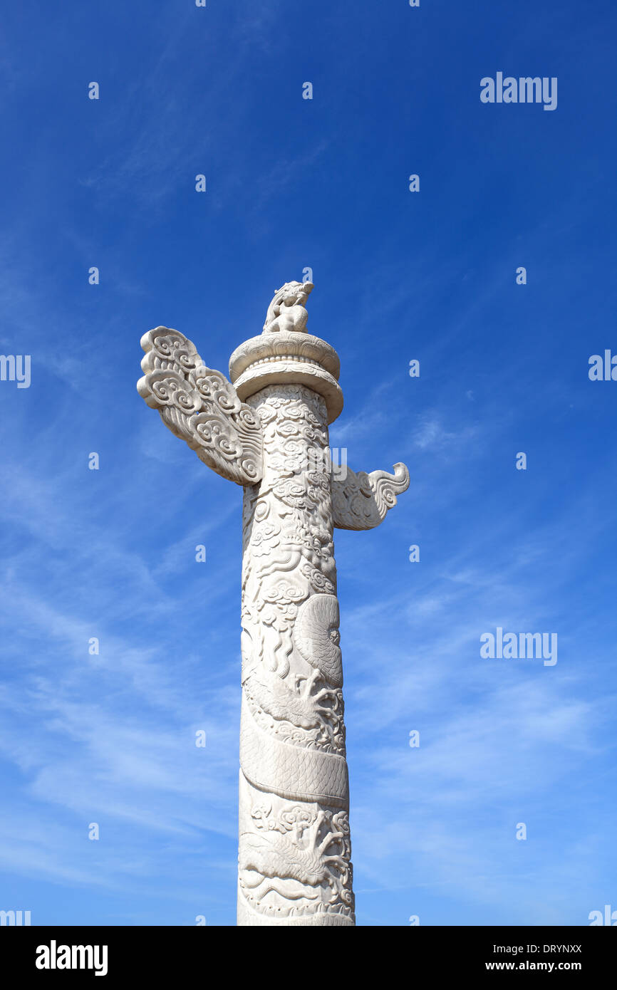 Colonne ornamentali contro un cielo blu Foto Stock