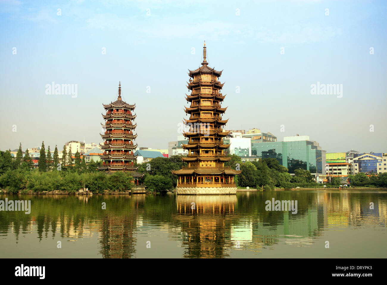 Il sole e la luna torre,Cina Foto Stock