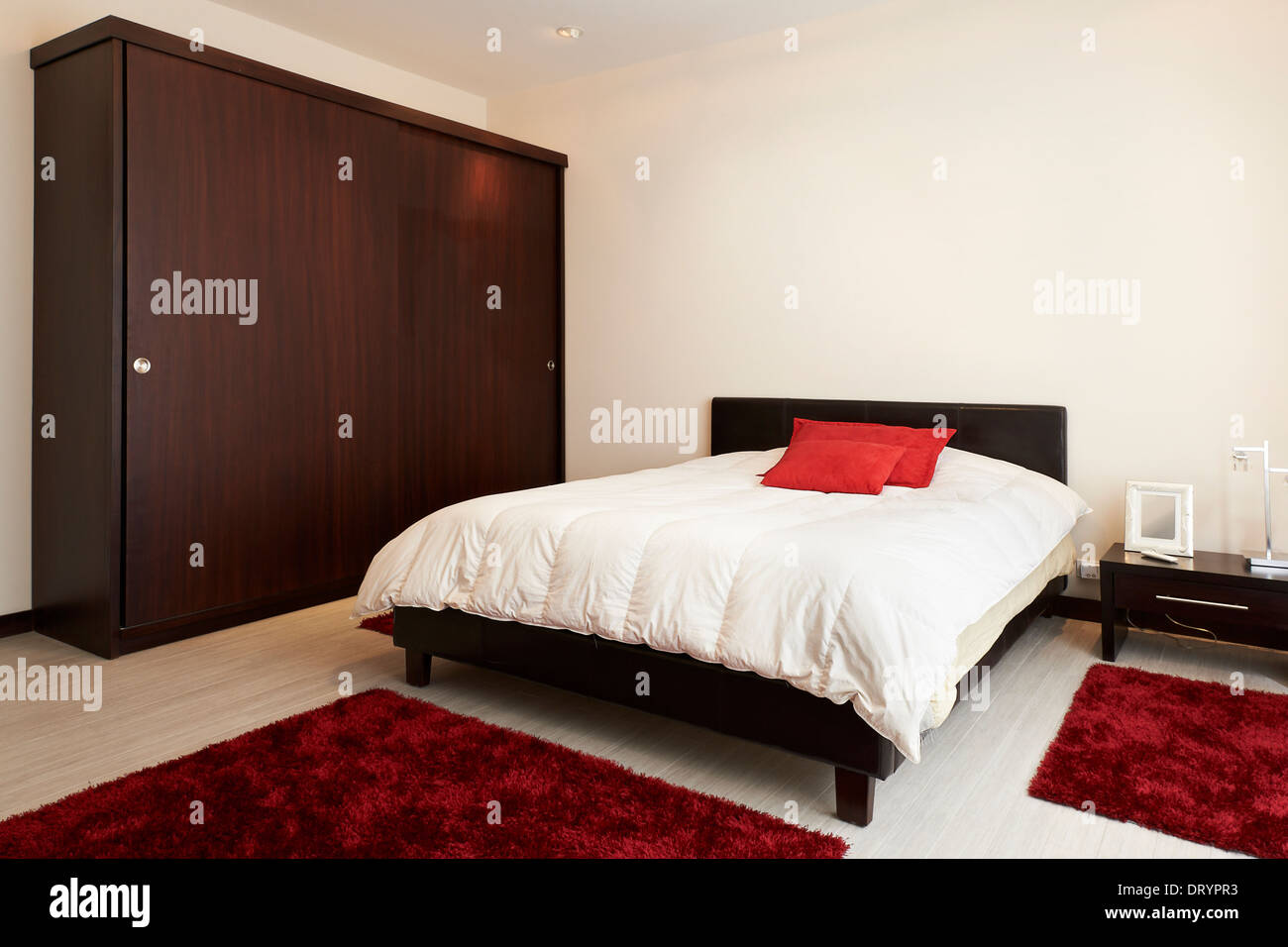 Interior Design: camera da letto con grande parete vuota Foto Stock