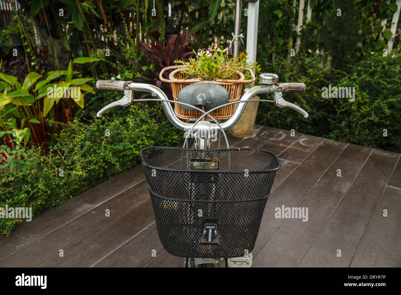 Vecchia bicicletta nero e cesti di fiori. Foto Stock