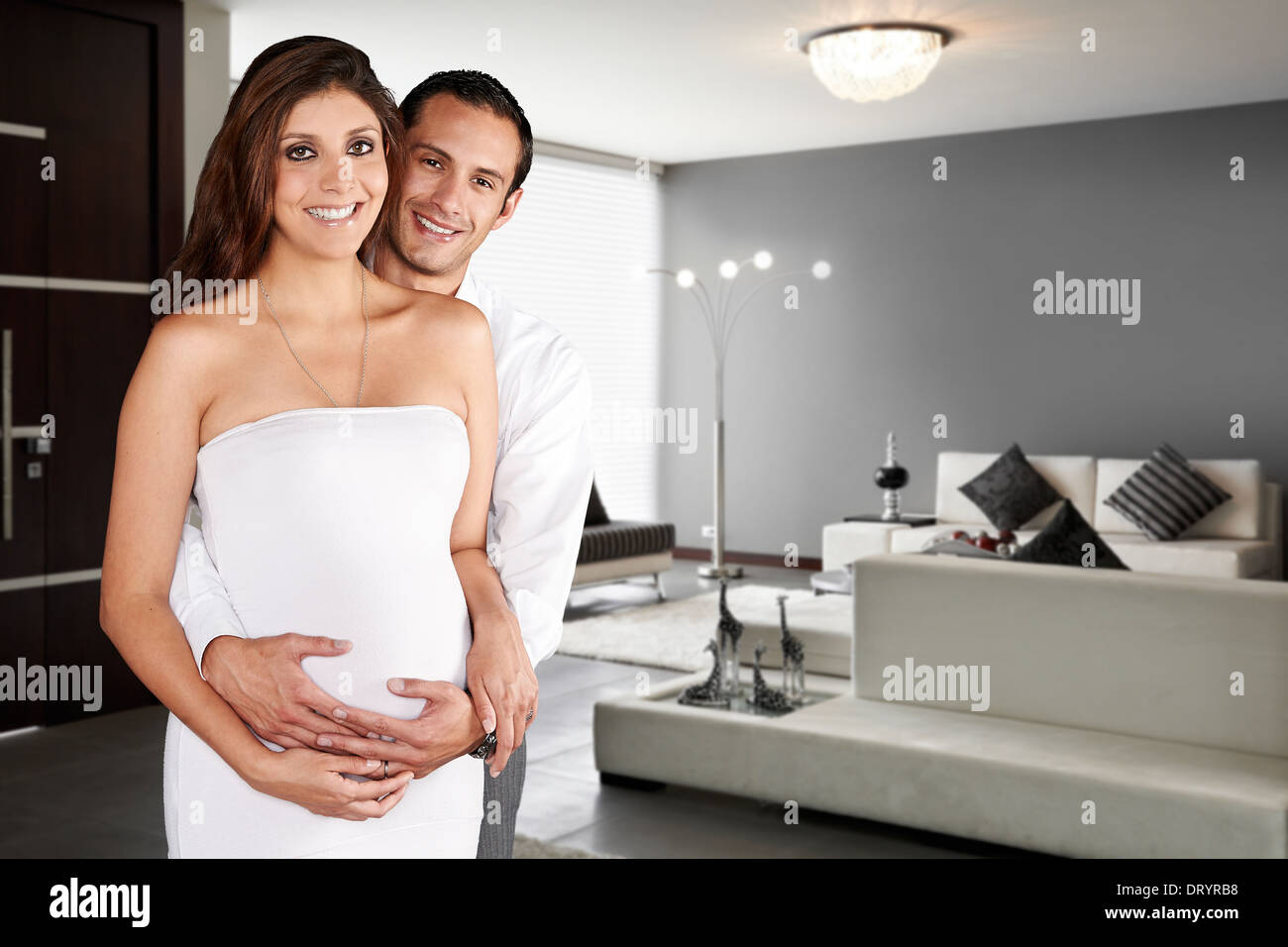 Giovane coppia felice al loro grande casa nuova Foto Stock