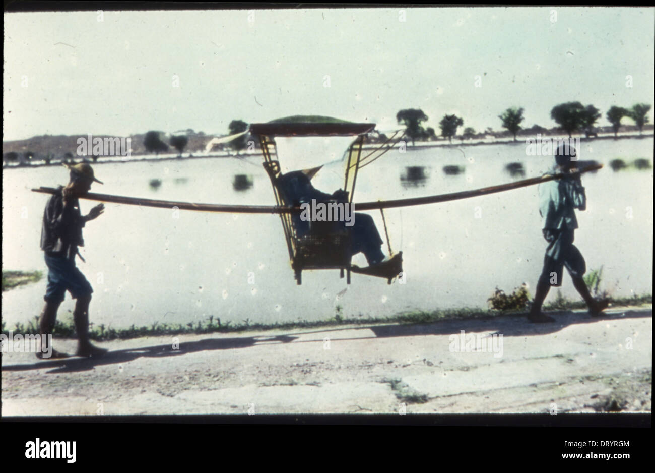 Una fotografia di una sedia berlina estiva cinese, risalente tra il 1900 e il 1919, che mostra i metodi di trasporto tradizionali. Foto Stock