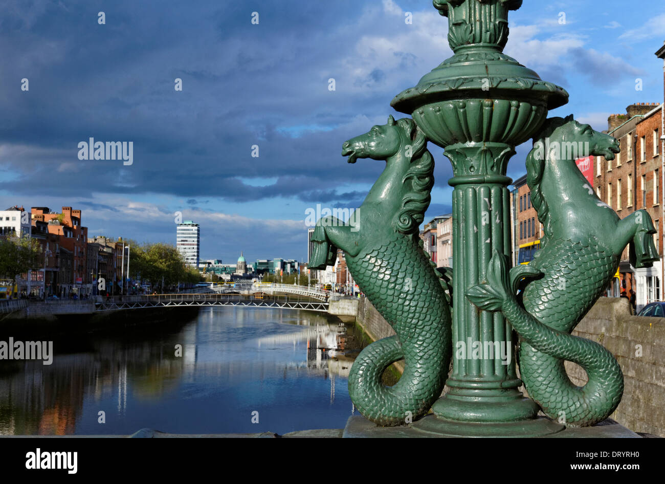 Il fiume Liffey con l'Ha'penny Bridge in distanza, Dublino, Irlanda Foto Stock