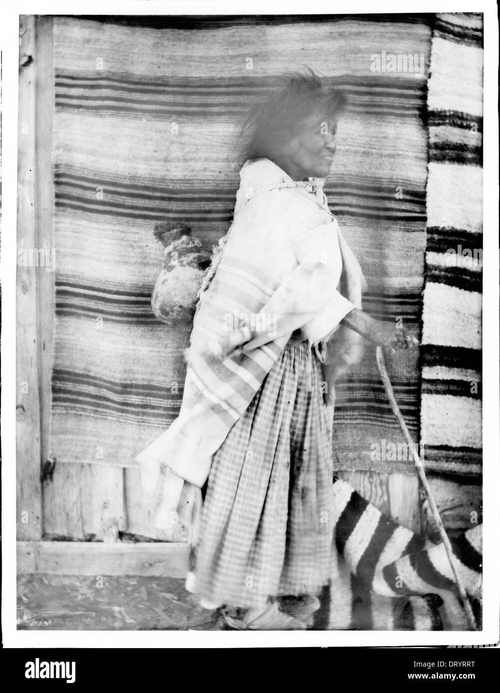 Fotografia di un'anziana donna indiana Walapai che porta una caraffa d'acqua sulla schiena a Kingman, Arizona, intorno al 1901. L'immagine ritrae la vita tradizionale dei nativi americani. Foto Stock