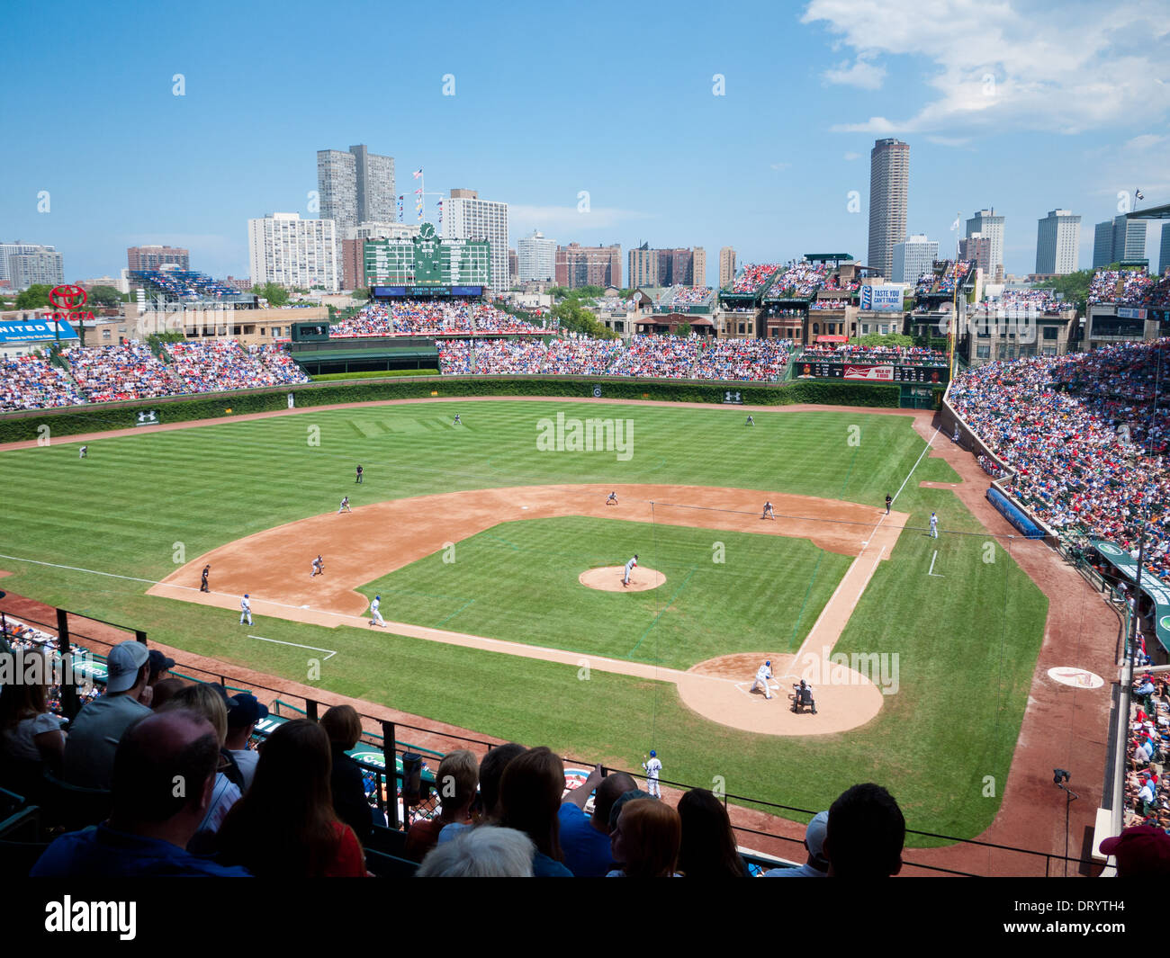 Una vista di Wrigley Field dal ponte superiore durante un Chicago Cubs Major League Baseball gioco. Chicago. Foto Stock