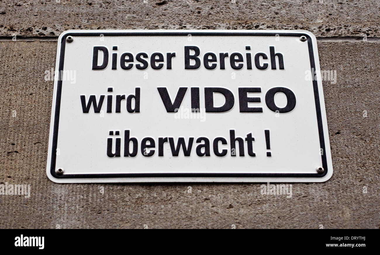 Il tedesco della lettura del segno questo posto è sotto sorveglianza video. Foto Stock