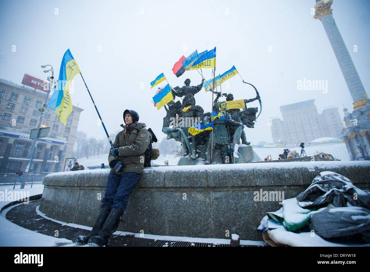 Dicembre 9, 2013 - la gente protesta di fronte barricate a Piazza Indipendenza nel dicembre 2013 a Kiev in Ucraina. Proteste di massa le azioni iniziate dopo il presidente ucraino Victor Yanukovych ha rifiutato l' accordo di associazione con l' Unione europea. Le truppe di interni arrivano a sovrapporsi al centro di Kiev Kiev, in Ucraina, il 09 dicembre 2013. (Credito Immagine: © Maksymenko Oleksandr/NurPhoto/ZUMAPRESS.com) Foto Stock