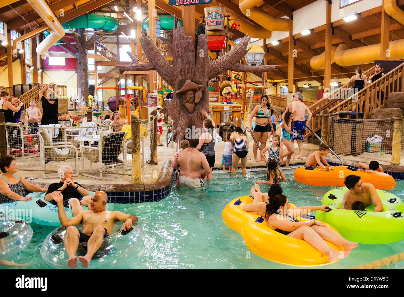 Le famiglie nel parco acquatico interno al Wilderness Resort. Foto Stock