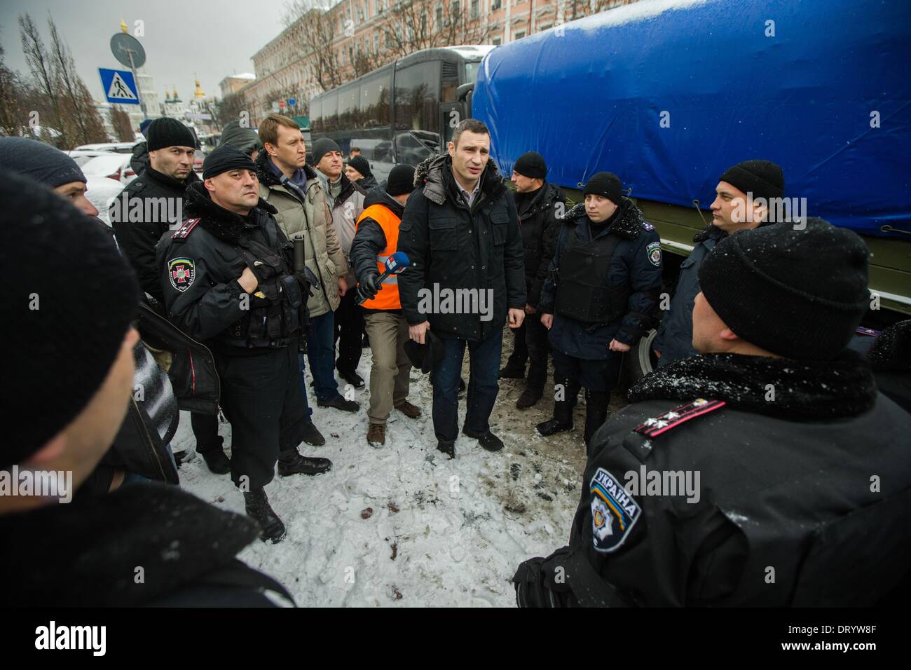 Dicembre 9, 2013 - la gente protesta di fronte barricate a Piazza Indipendenza nel dicembre 2013 a Kiev in Ucraina. Proteste di massa le azioni iniziate dopo il presidente ucraino Victor Yanukovych ha rifiutato l' accordo di associazione con l' Unione europea. Interior arrivare truppe per sovrapporsi al centro di Kiev, Klitschko sta negoziando con unità kommandirom, a Kiev, in Ucraina, il 09 dicembre 2013. (Credito Immagine: © Maksymenko Oleksandr/NurPhoto/ZUMAPRESS.com) Foto Stock